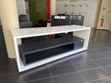 une photo d'un bureau blanc et noir dans une pièce