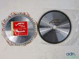 deux lames de scie circulaire posées l'une sur l'autre sur une table