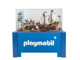 une vitrine Playmobil contenant un bateau pirate