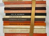 plusieurs livres empilés les uns sur les autres, avec un ruban doré