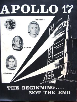une image représentant une affiche en noir et blanc sur laquelle figure une fusée