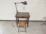 un bureau avec un tabouret et une lampe dans un garage