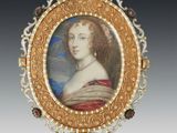 une image représentant une femme portant un collier de perles