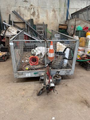 une cage contenant une moto et un scooter