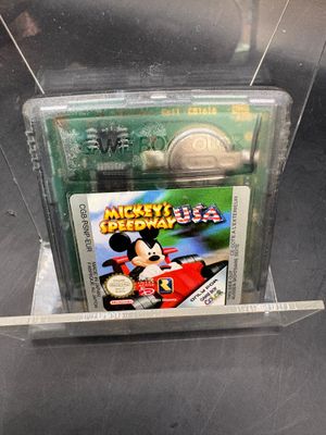 une boîte contenant un jeu, posée sur une table