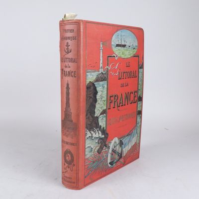 un vieux livre rouge avec l'image d'un bateau en arrière-plan