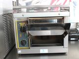 une photo d'un four grille-pain dont la porte est ouverte