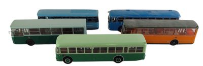 quatre petits bus qui sont rangés les uns à côté des autres