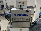 une machine qui se trouve à l'intérieur d'un bâtiment