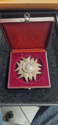 une petite boîte contenant une médaille, posée sur une table