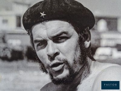 photographie en noir et blanc d'un homme barbu portant un béret