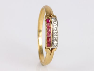 Bague en or 14 Kt sertie de lignes de pierres roses et blanches.  Poid