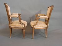 Deux fauteuils formant paire en bois mouluré et sculpté, à d… (photo 4)
