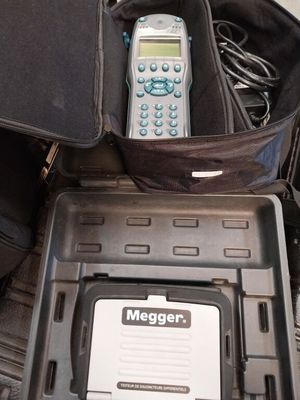un étui noir contenant une télécommande et un téléphone portable