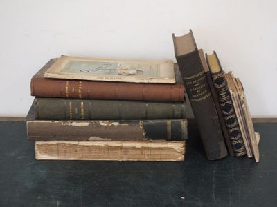 plusieurs vieux livres empilés sur une table