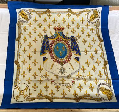 Un foulard en soie « Les lices de France » L. R. Paris, 83 × 87 cm. - Photo 1