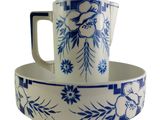 une photo d'une tasse et d'une soucoupe ornées d'un motif floral