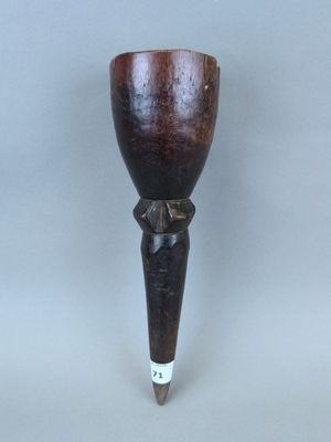 une vieille pipe avec un tuyau en bois, posée sur une table