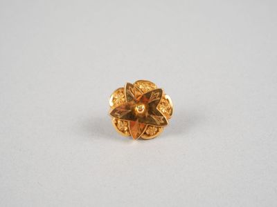 gros plan d'une bague en or sur une surface blanche