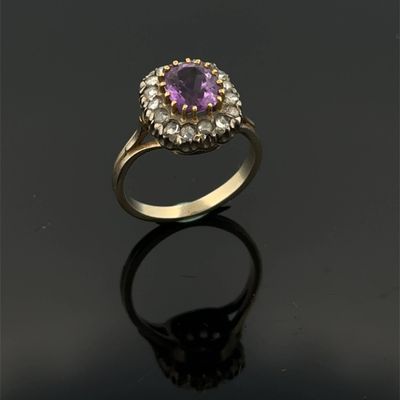 une bague sertie d'un améthorate et d'un cluster de diamants