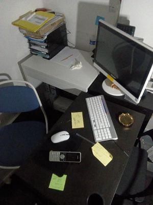un bureau sur lequel se trouvent un ordinateur, un clavier, une souris et d'autres objets