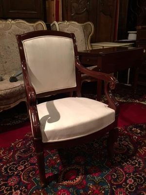 a chair that is sitting on a rug in a room