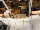 de nombreuses caisses de livres posées par terre dans le magasin