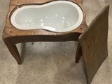 une petite table en bois sur laquelle se trouve un bol blanc