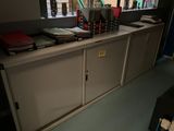 un bureau sur lequel se trouvent une pile de dossiers et une fenêtre
