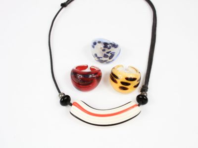 MURANO - 3 bagues en verre et 1 collier en verre TDD 53/54.