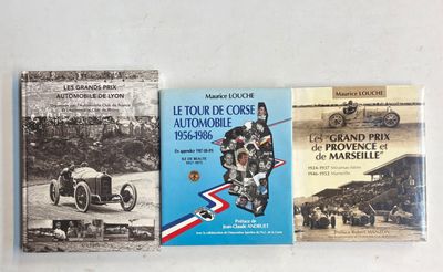 trois livres posés sur une table blanche, avec une photo en noir et blanc d'une voiture