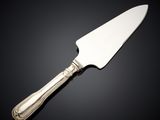 un couteau en argent avec un manche, sur fond noir