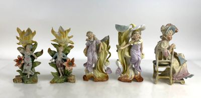 Quatre vases soliflores et une figurine en biscuit à décor d… - Photo 1