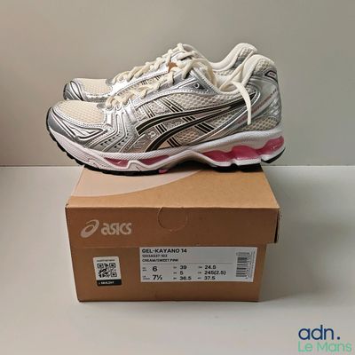 Chaussures de course Asics Gel-Kayano dans une boîte posée sur une table