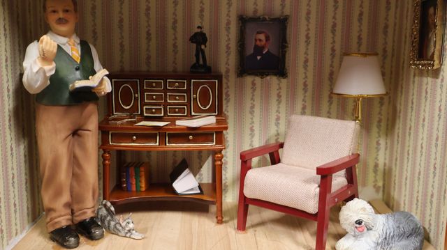 Diorama. Composition miniature, dans une vitrine en bois, vitre e...
