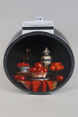 une photo en noir et blanc d'un vase sur lequel sont disposées des tomates