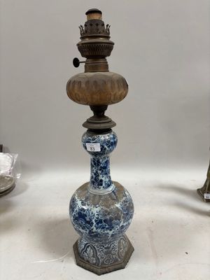 un vase bleu et blanc posé sur une table