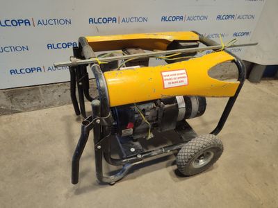 une image représentant une machine jaune posée sur un sol en béton