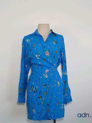 une image d'une robe sur un mannequin