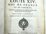 un vieux livre sur lequel figure l'image en noir et blanc d'un phoque