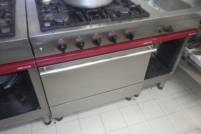 une casserole posée sur une cuisinière dans une cuisine