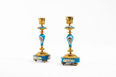 une paire de bougeoirs bleus et dorés ornés de fleurs