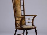 une chaise ancienne en bois, avec une assise et des accoudoirs rembourrés, sur fond blanc