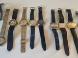 un grand nombre de montres posées sur une table