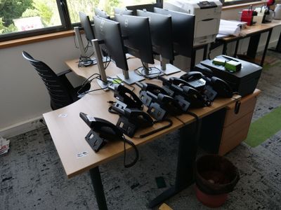beaucoup d'ordinateurs sur le bureau au bureau