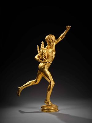 une figurine en or représentant un homme tenant un enfant dans ses bras