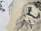 plusieurs dessins représentant un homme assis sur une chaise devant une table