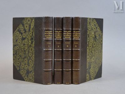 trois livres sont empilés sur une surface blanche