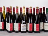 plusieurs bouteilles de vin sont alignées dans une rangée