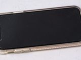 un téléphone portable posé sur une table